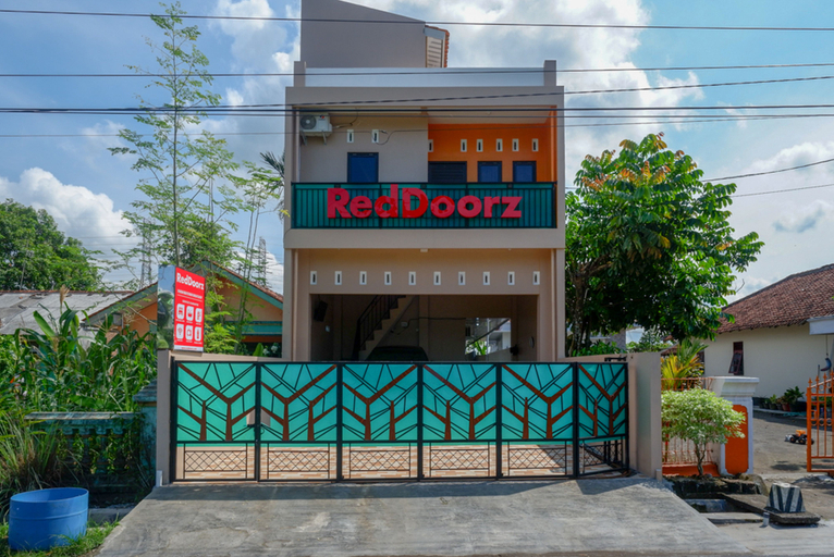 Nyaman di Jantung Cilacap: RedDoorz Plus Dekat Stadion Wijaya Kusuma